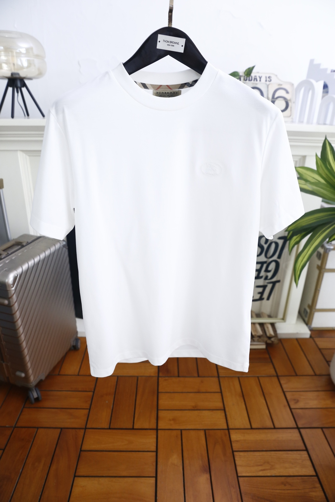 🔥巴宝丽.26夏季新品！时尚男士经典圆领短袖👍领口内侧带有别致的细节设计，胸口处点缀精致的刺绣徽标，整体