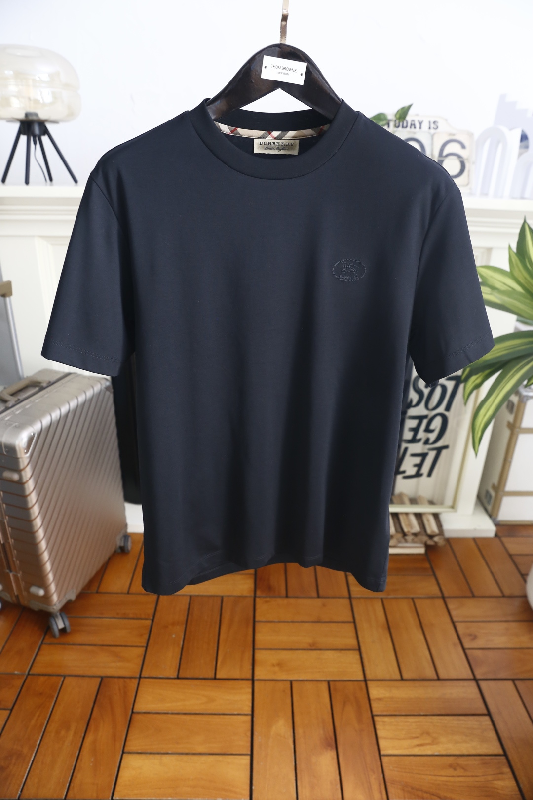 🔥巴宝丽.26夏季新品！时尚男士经典圆领短袖👍领口内侧带有别致的细节设计，胸口处点缀精致的刺绣徽标，整体