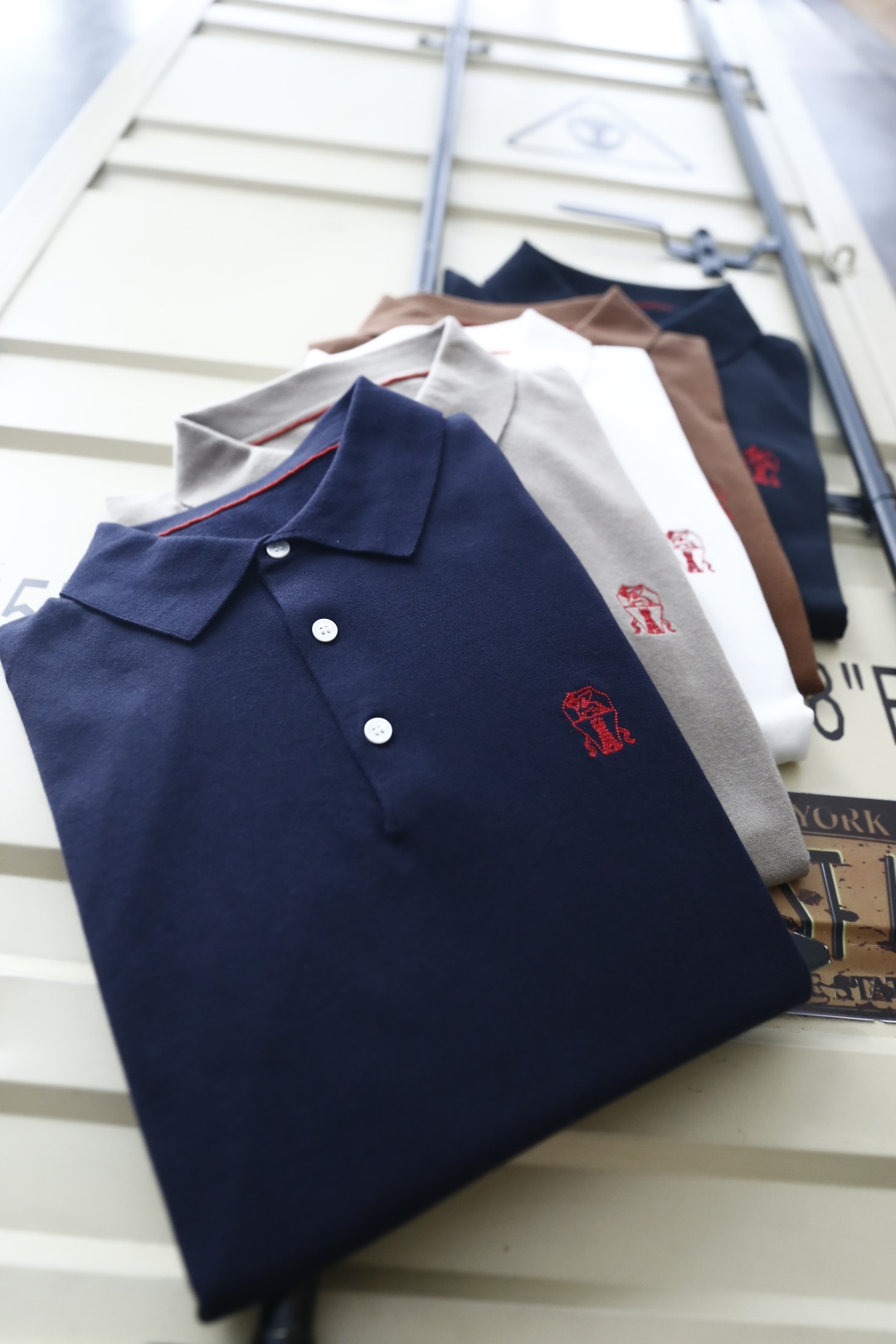🔥BC.26夏季新品！时尚男士经典翻领半开扣短袖👍门襟搭配三颗纽扣，袖口处带有细巧的撞色包边，衣身一侧点