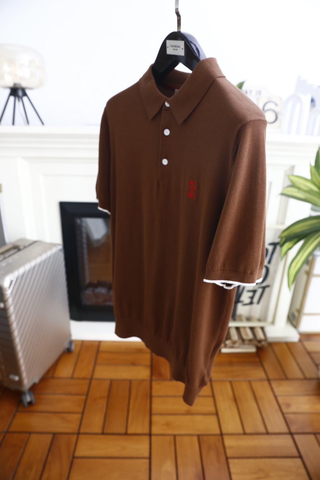 🔥BC.26夏季新品！时尚男士经典翻领半开扣短袖👍门襟搭配三颗纽扣，袖口处带有细巧的撞色包边，衣身一侧点