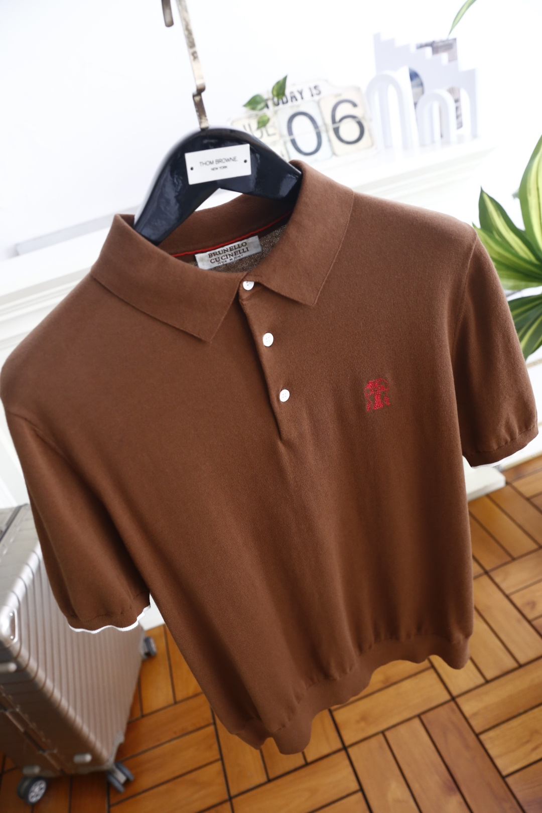 🔥BC.26夏季新品！时尚男士经典翻领半开扣短袖👍门襟搭配三颗纽扣，袖口处带有细巧的撞色包边，衣身一侧点