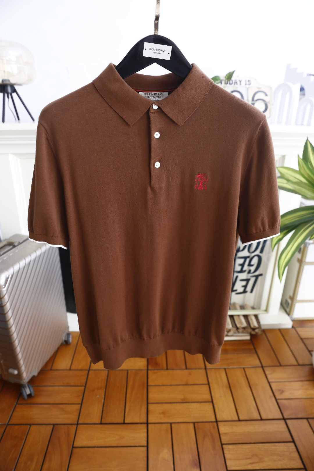🔥BC.26夏季新品！时尚男士经典翻领半开扣短袖👍门襟搭配三颗纽扣，袖口处带有细巧的撞色包边，衣身一侧点