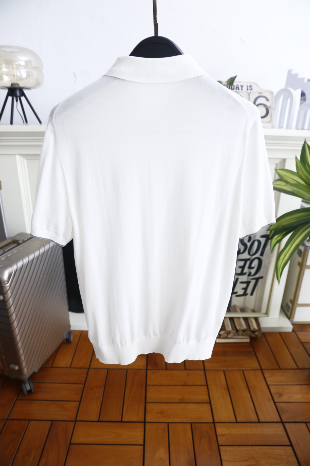 🔥BC.26夏季新品!时尚男士经典翻领半开扣短袖👍门襟搭配三颗纽扣,袖口处带有细巧的撞色包边,衣身一侧点 🔥BC.26夏季新品!时尚男士经典翻领半开扣短袖👍门襟搭配三颗纽扣,袖口处带有细巧的撞色包边,衣身一侧点