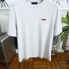 🔥杰尼亚.26夏季新品!时尚男士简约圆领短袖👍衣身剪裁宽松匀称,胸口位置设有小巧的织带标识作为点缀,领口 🔥杰尼亚.26夏季新品!时尚男士简约圆领短袖👍衣身剪裁宽松匀称,胸口位置设有小巧的织带标识作为点缀,领口