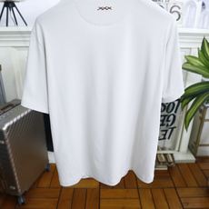 🔥杰尼亚.26夏季新品!时尚男士简约圆领短袖👍衣身剪裁宽松匀称,胸口位置设有小巧的织带标识作为点缀,领口 🔥杰尼亚.26夏季新品!时尚男士简约圆领短袖👍衣身剪裁宽松匀称,胸口位置设有小巧的织带标识作为点缀,领口