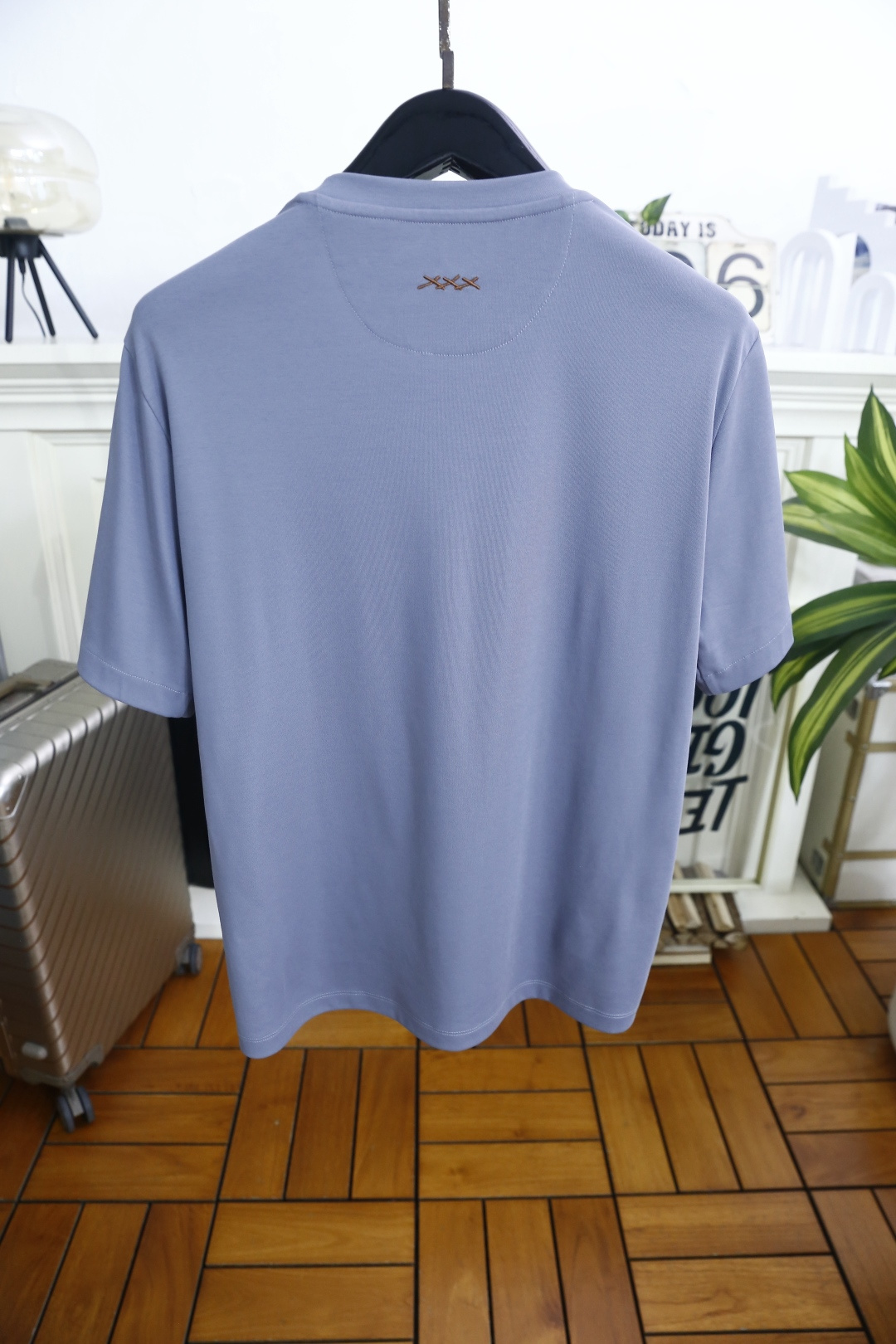 🔥杰尼亚.26夏季新品！时尚男士简约圆领短袖👍衣身剪裁宽松匀称，胸口位置设有小巧的织带标识作为点缀，领口