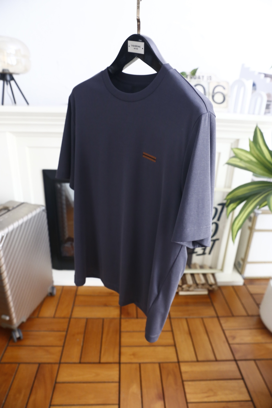 🔥杰尼亚.26夏季新品！时尚男士简约圆领短袖👍衣身剪裁宽松匀称，胸口位置设有小巧的织带标识作为点缀，领口