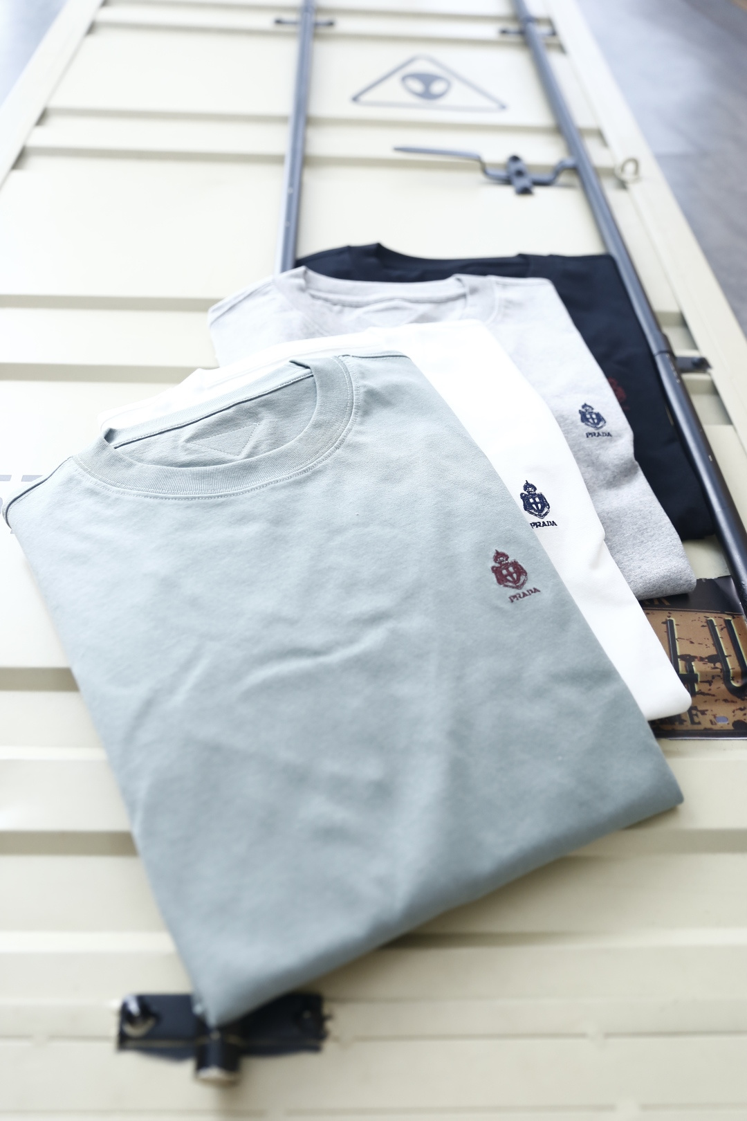 🔥普拉达.26夏季新品！时尚男士百搭短袖👍经典圆领短袖版型，整体剪裁宽松适中，穿着自在无束缚，左胸位置配