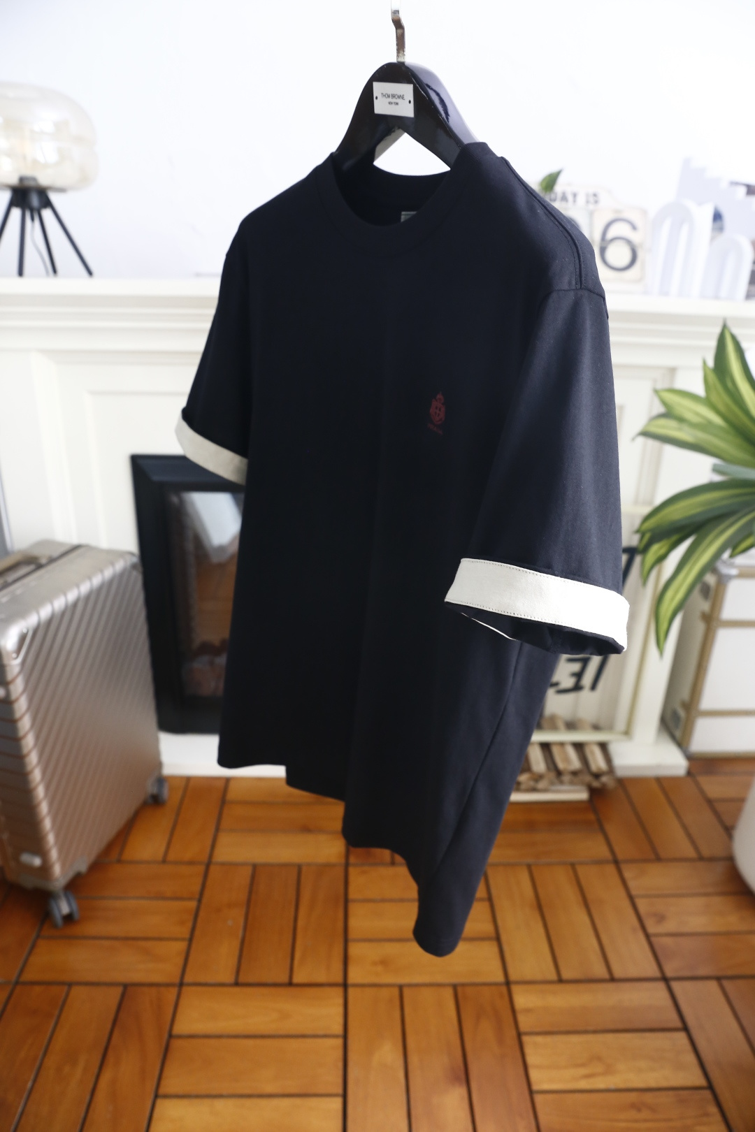 🔥普拉达.26夏季新品！时尚男士百搭短袖👍经典圆领短袖版型，整体剪裁宽松适中，穿着自在无束缚，左胸位置配