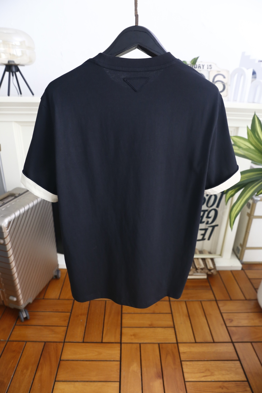 🔥普拉达.26夏季新品！时尚男士百搭短袖👍经典圆领短袖版型，整体剪裁宽松适中，穿着自在无束缚，左胸位置配