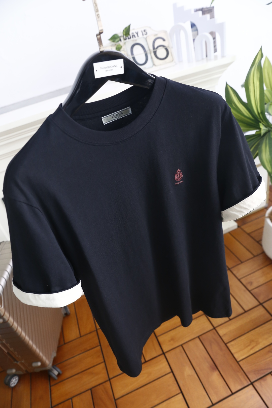 🔥普拉达.26夏季新品！时尚男士百搭短袖👍经典圆领短袖版型，整体剪裁宽松适中，穿着自在无束缚，左胸位置配