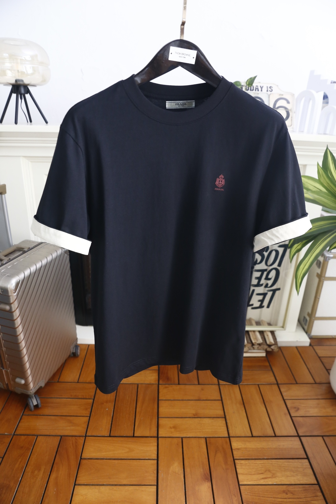 🔥普拉达.26夏季新品！时尚男士百搭短袖👍经典圆领短袖版型，整体剪裁宽松适中，穿着自在无束缚，左胸位置配