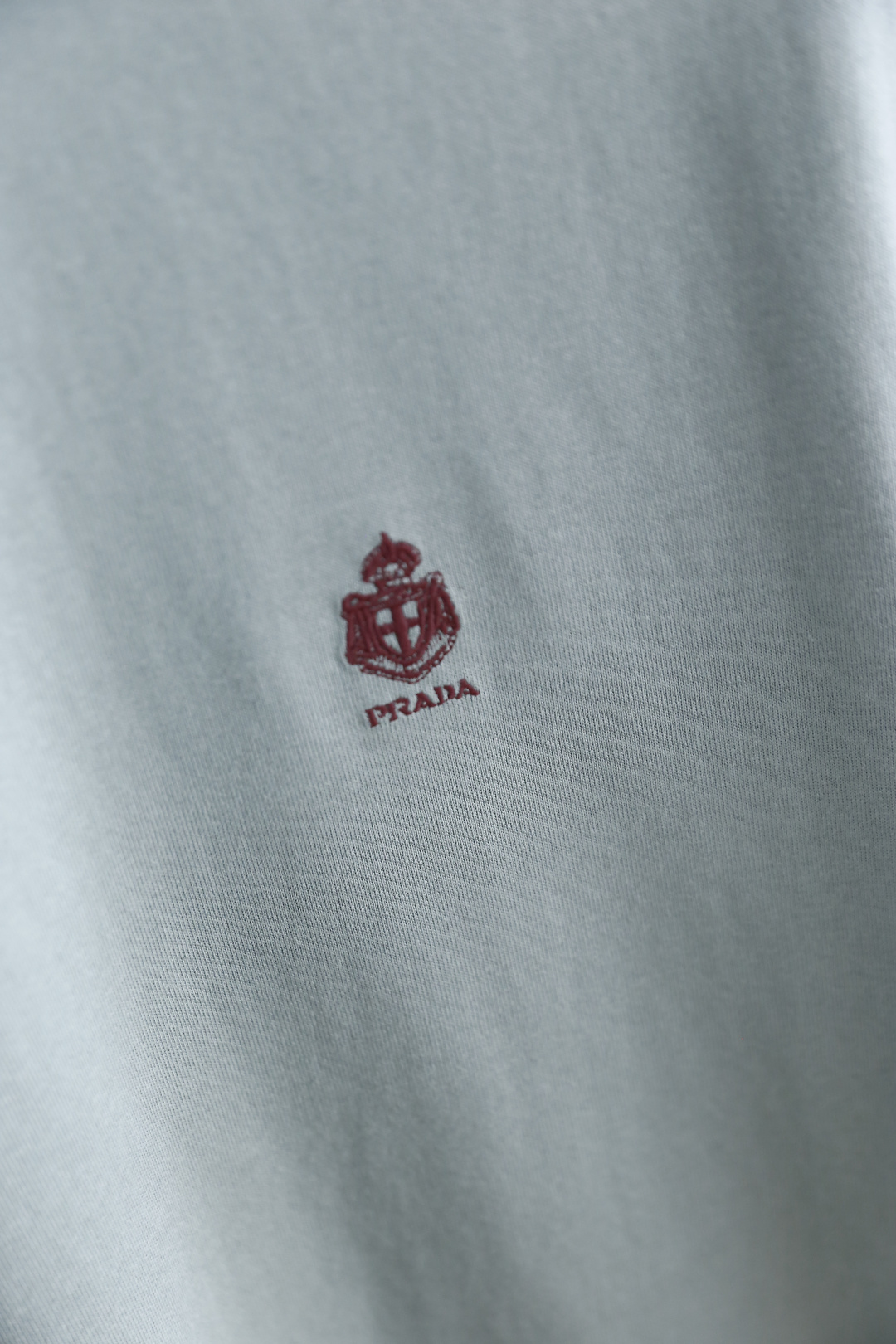 🔥普拉达.26夏季新品！时尚男士百搭短袖👍经典圆领短袖版型，整体剪裁宽松适中，穿着自在无束缚，左胸位置配