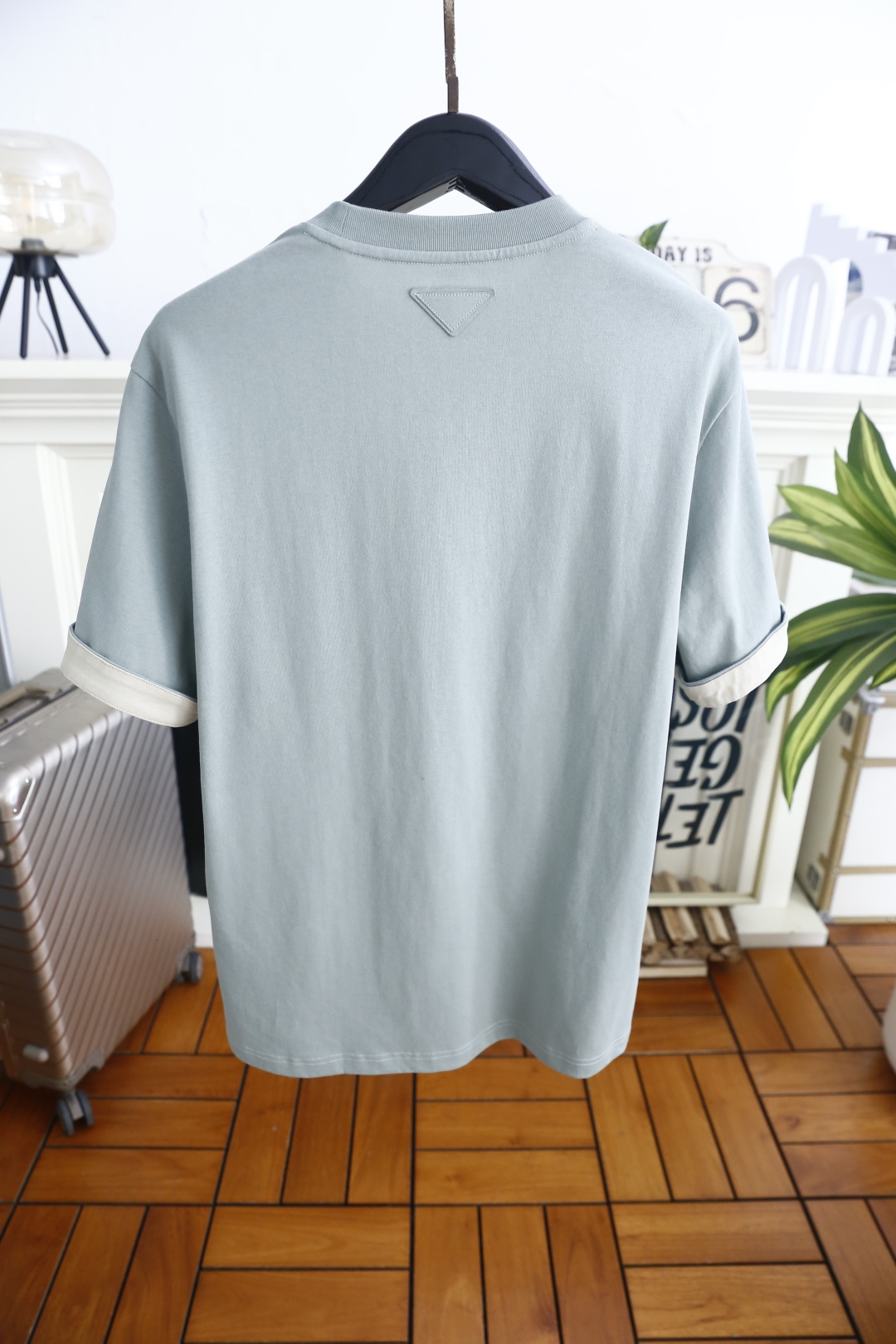 🔥普拉达.26夏季新品！时尚男士百搭短袖👍经典圆领短袖版型，整体剪裁宽松适中，穿着自在无束缚，左胸位置配