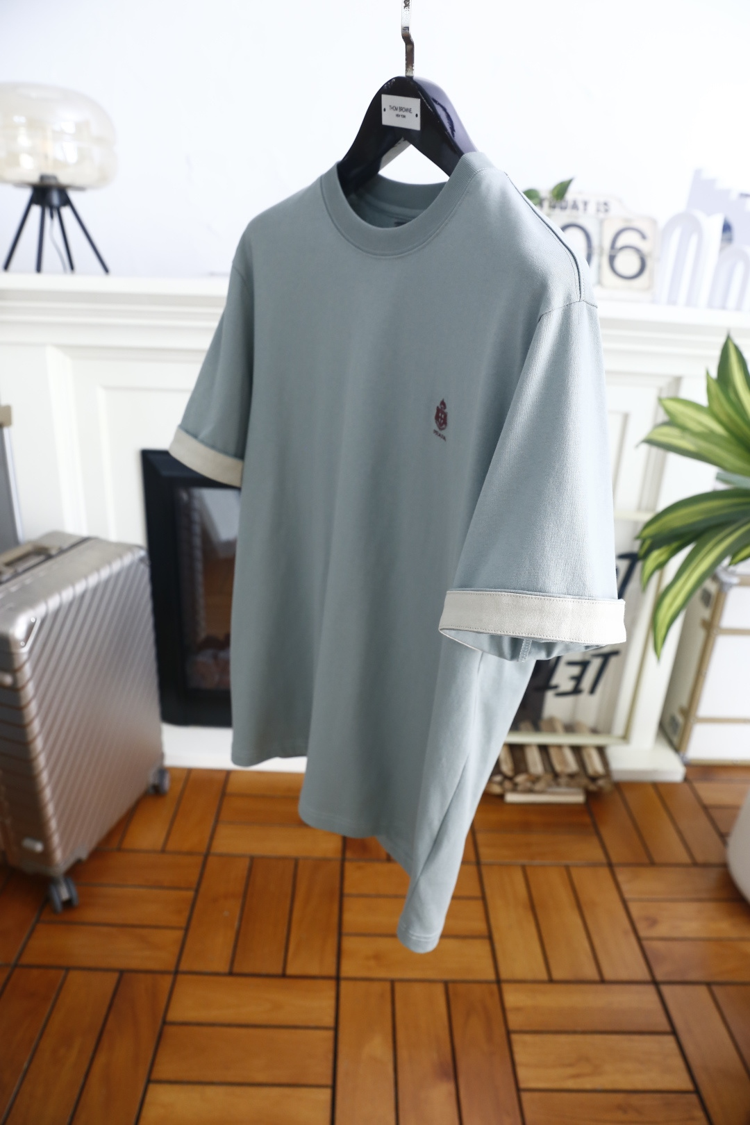 🔥普拉达.26夏季新品！时尚男士百搭短袖👍经典圆领短袖版型，整体剪裁宽松适中，穿着自在无束缚，左胸位置配