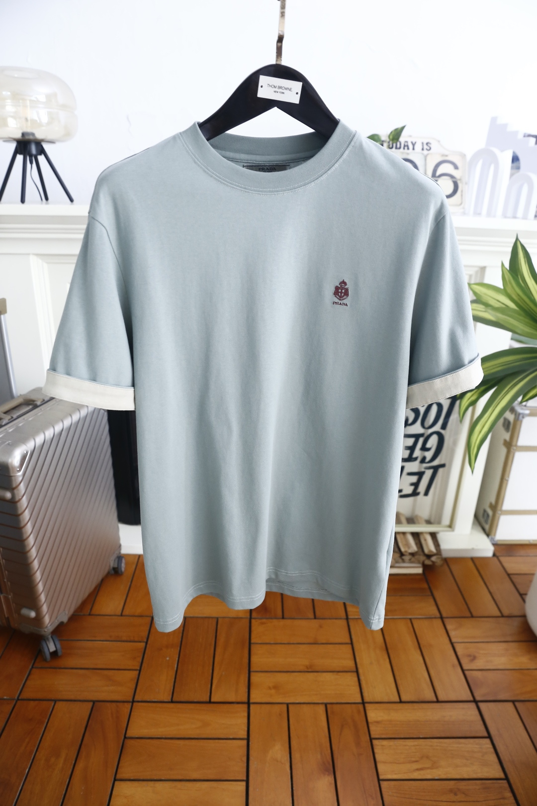 🔥普拉达.26夏季新品！时尚男士百搭短袖👍经典圆领短袖版型，整体剪裁宽松适中，穿着自在无束缚，左胸位置配