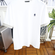 🔥普拉达.26夏季新品!时尚男士百搭短袖👍经典圆领短袖版型,整体剪裁宽松适中,穿着自在无束缚,左胸位置配 🔥普拉达.26夏季新品!时尚男士百搭短袖👍经典圆领短袖版型,整体剪裁宽松适中,穿着自在无束缚,左胸位置配