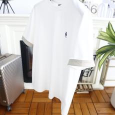 🔥普拉达.26夏季新品!时尚男士百搭短袖👍经典圆领短袖版型,整体剪裁宽松适中,穿着自在无束缚,左胸位置配 🔥普拉达.26夏季新品!时尚男士百搭短袖👍经典圆领短袖版型,整体剪裁宽松适中,穿着自在无束缚,左胸位置配