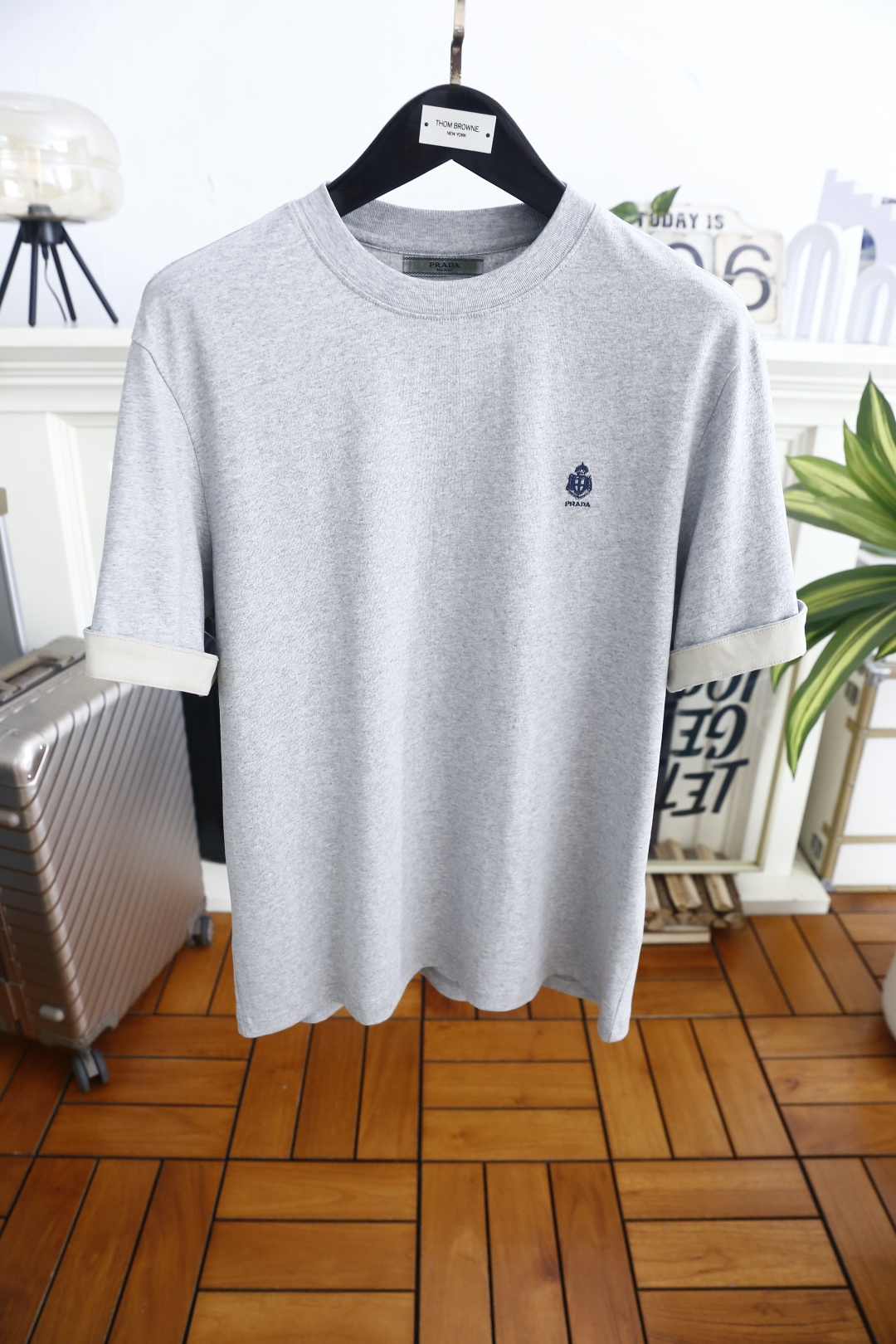 🔥普拉达.26夏季新品！时尚男士百搭短袖👍经典圆领短袖版型，整体剪裁宽松适中，穿着自在无束缚，左胸位置配