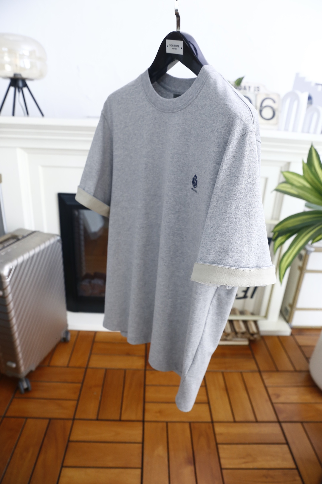 🔥普拉达.26夏季新品！时尚男士百搭短袖👍经典圆领短袖版型，整体剪裁宽松适中，穿着自在无束缚，左胸位置配