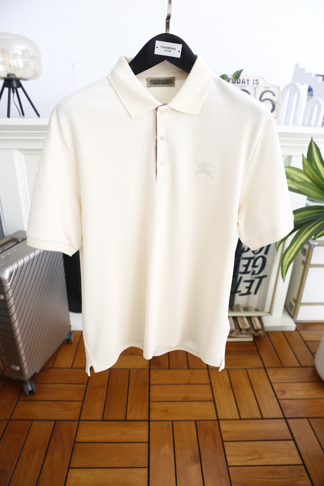 🔥巴宝丽.26夏季新品！时尚男士百搭短袖👍经典翻领半开襟设计，门襟配有三颗纽扣，衣身侧边做开叉处理提升活