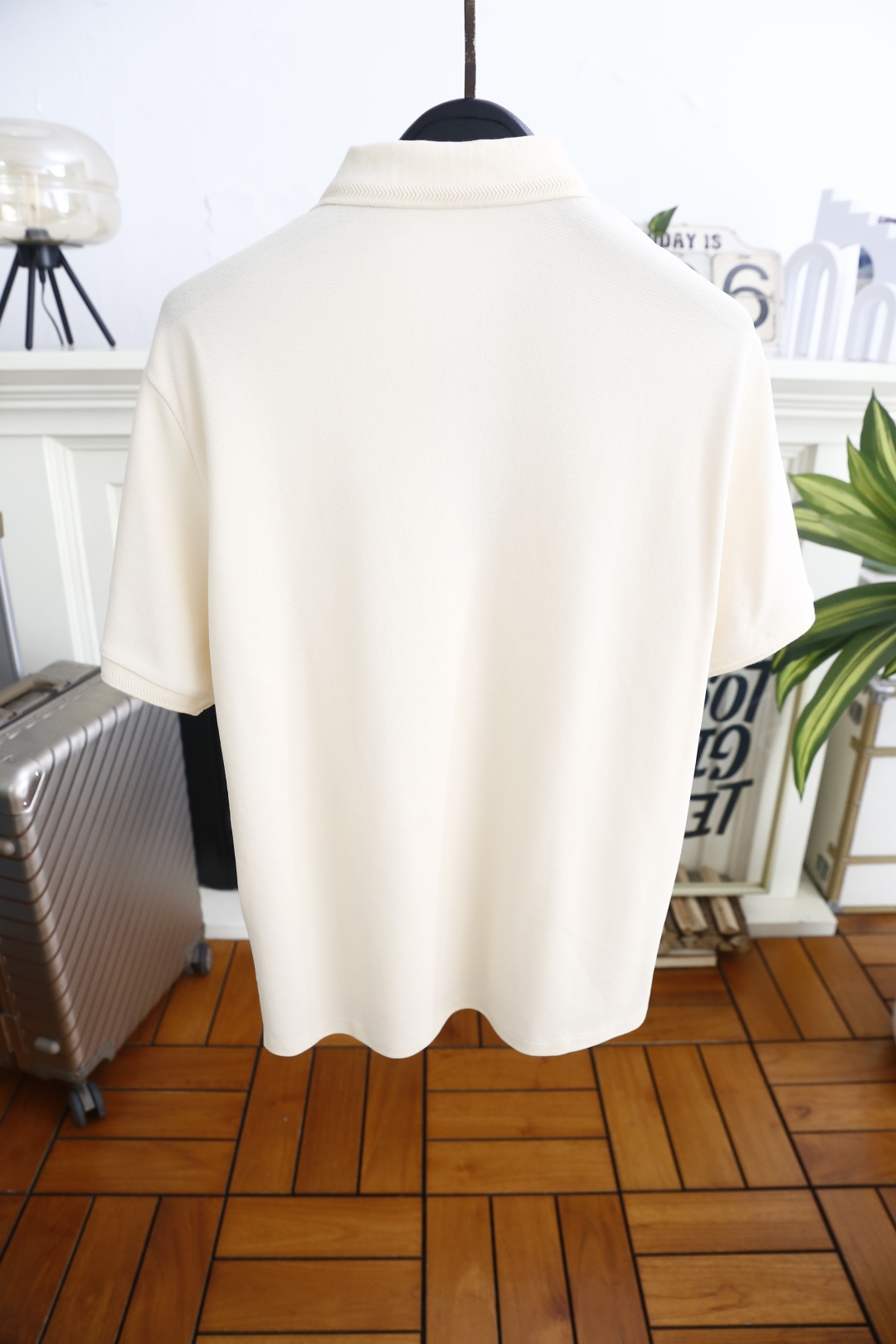 🔥巴宝丽.26夏季新品！时尚男士百搭短袖👍经典翻领半开襟设计，门襟配有三颗纽扣，衣身侧边做开叉处理提升活