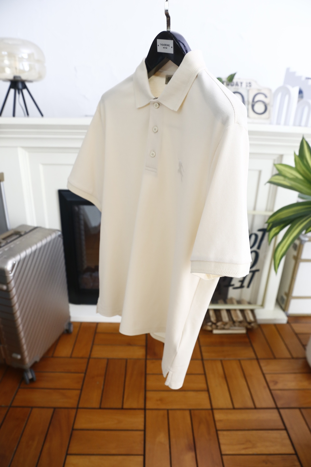 🔥巴宝丽.26夏季新品！时尚男士百搭短袖👍经典翻领半开襟设计，门襟配有三颗纽扣，衣身侧边做开叉处理提升活
