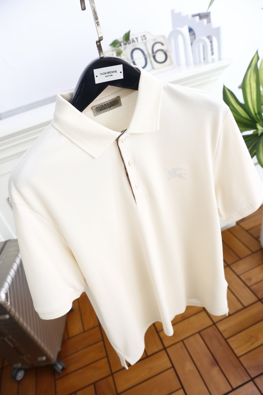 🔥巴宝丽.26夏季新品！时尚男士百搭短袖👍经典翻领半开襟设计，门襟配有三颗纽扣，衣身侧边做开叉处理提升活