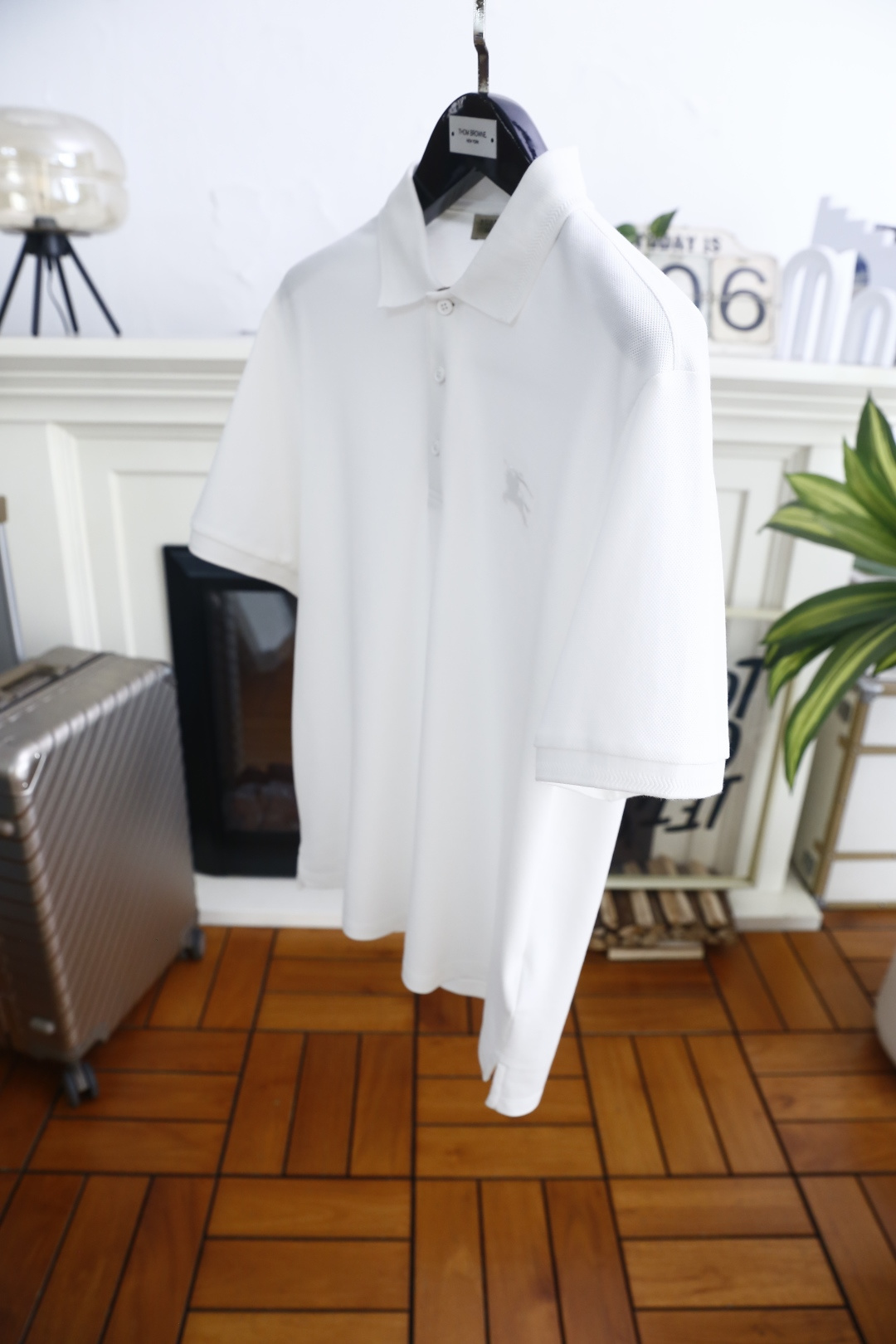 🔥巴宝丽.26夏季新品！时尚男士百搭短袖👍经典翻领半开襟设计，门襟配有三颗纽扣，衣身侧边做开叉处理提升活