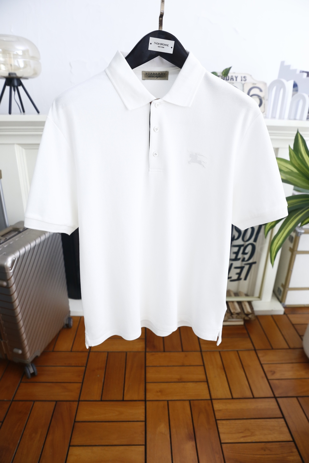 🔥巴宝丽.26夏季新品！时尚男士百搭短袖👍经典翻领半开襟设计，门襟配有三颗纽扣，衣身侧边做开叉处理提升活
