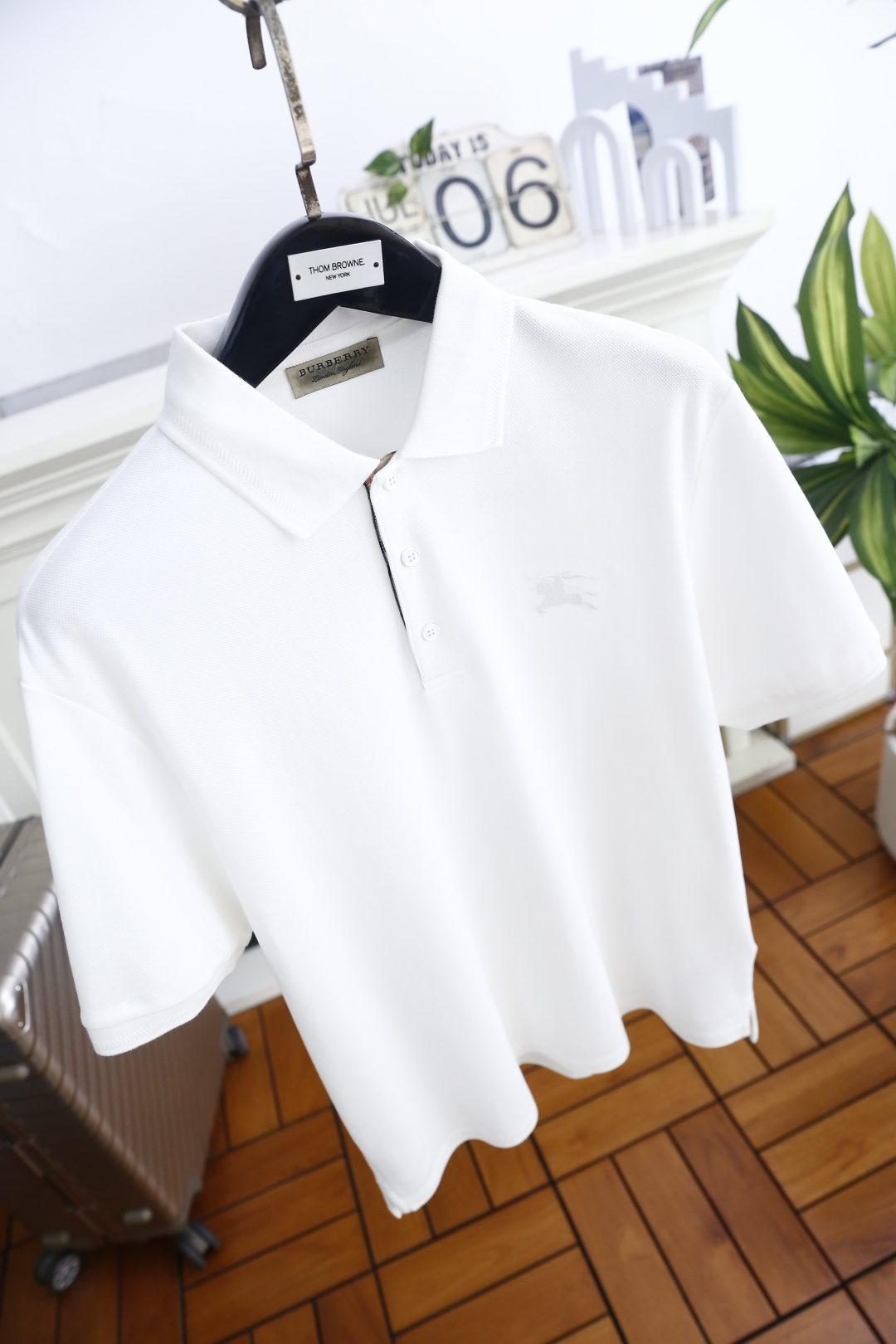 🔥巴宝丽.26夏季新品！时尚男士百搭短袖👍经典翻领半开襟设计，门襟配有三颗纽扣，衣身侧边做开叉处理提升活