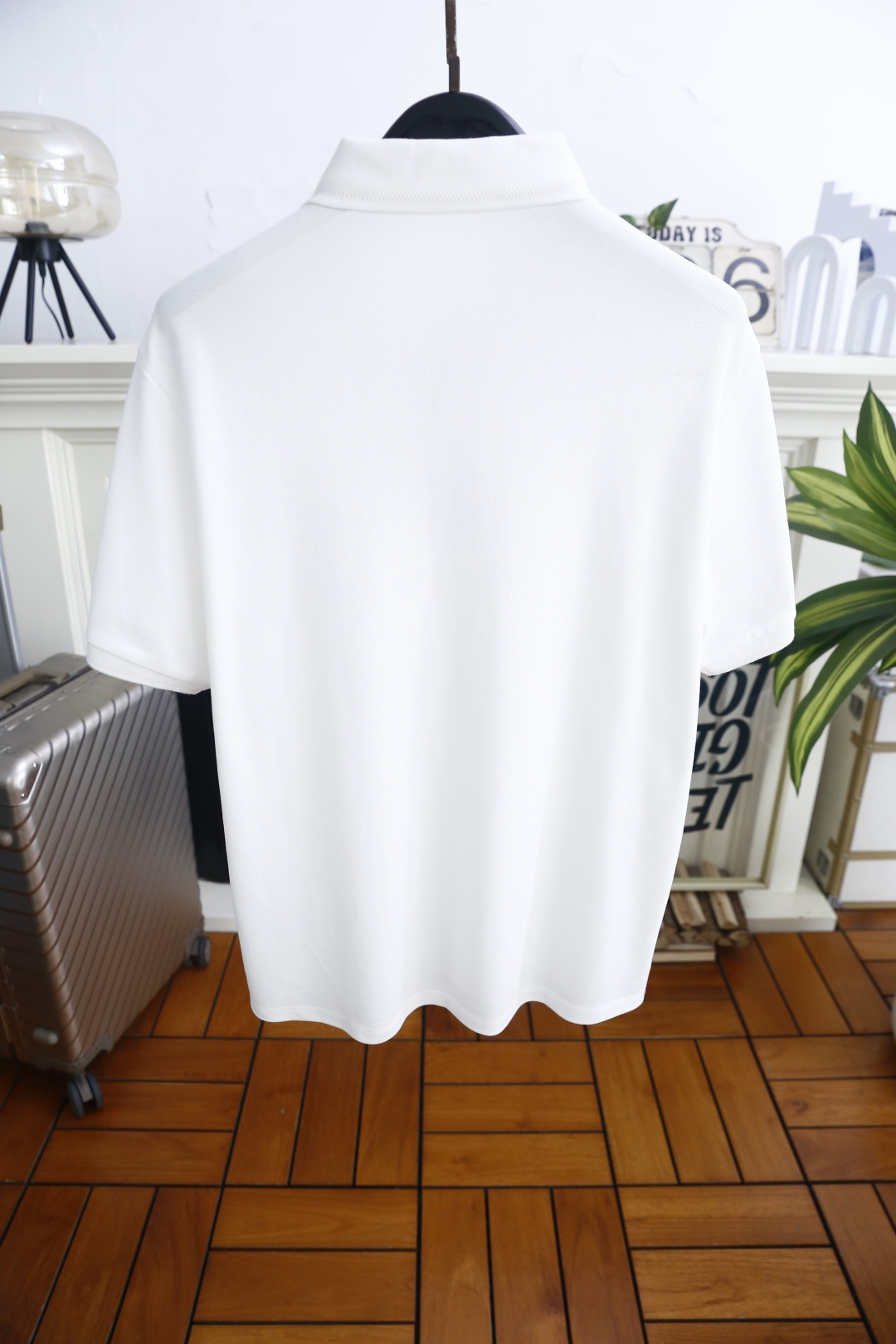 🔥巴宝丽.26夏季新品！时尚男士百搭短袖👍经典翻领半开襟设计，门襟配有三颗纽扣，衣身侧边做开叉处理提升活