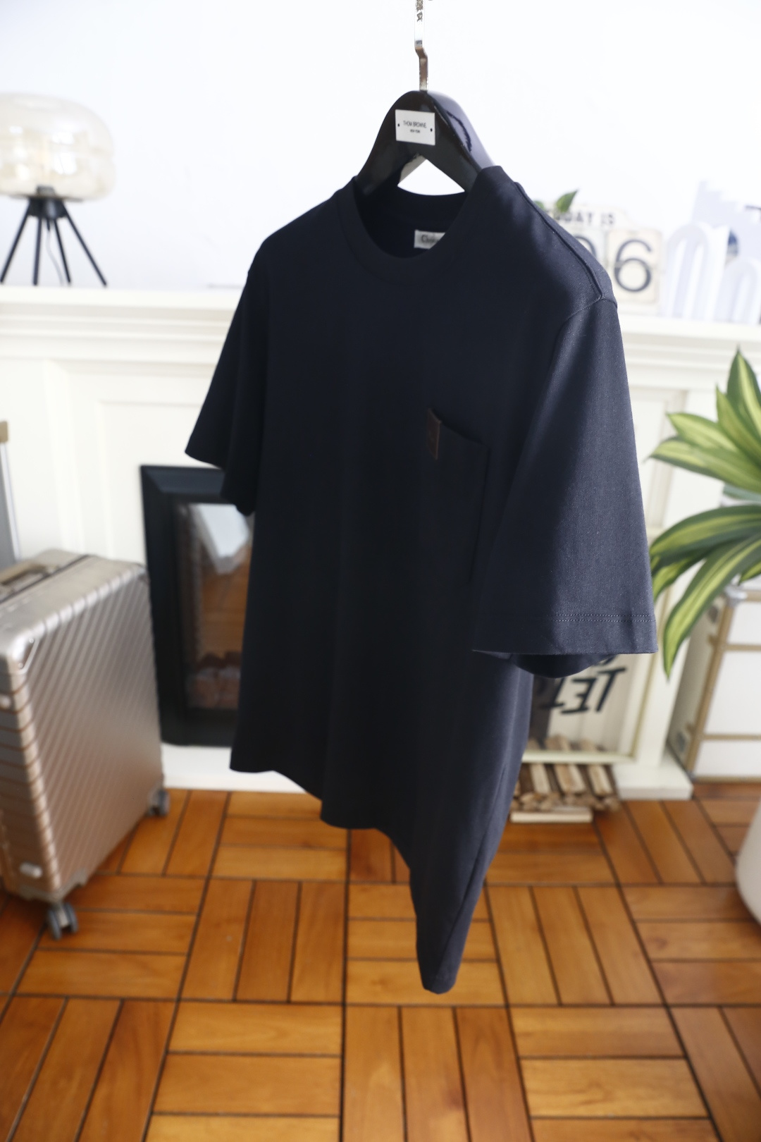 🔥迪奥.26夏季新品🆕时尚男士简约圆领短袖👍衣身剪裁宽松得体，左侧胸前设有贴袋，口袋上方搭配方形皮质标饰