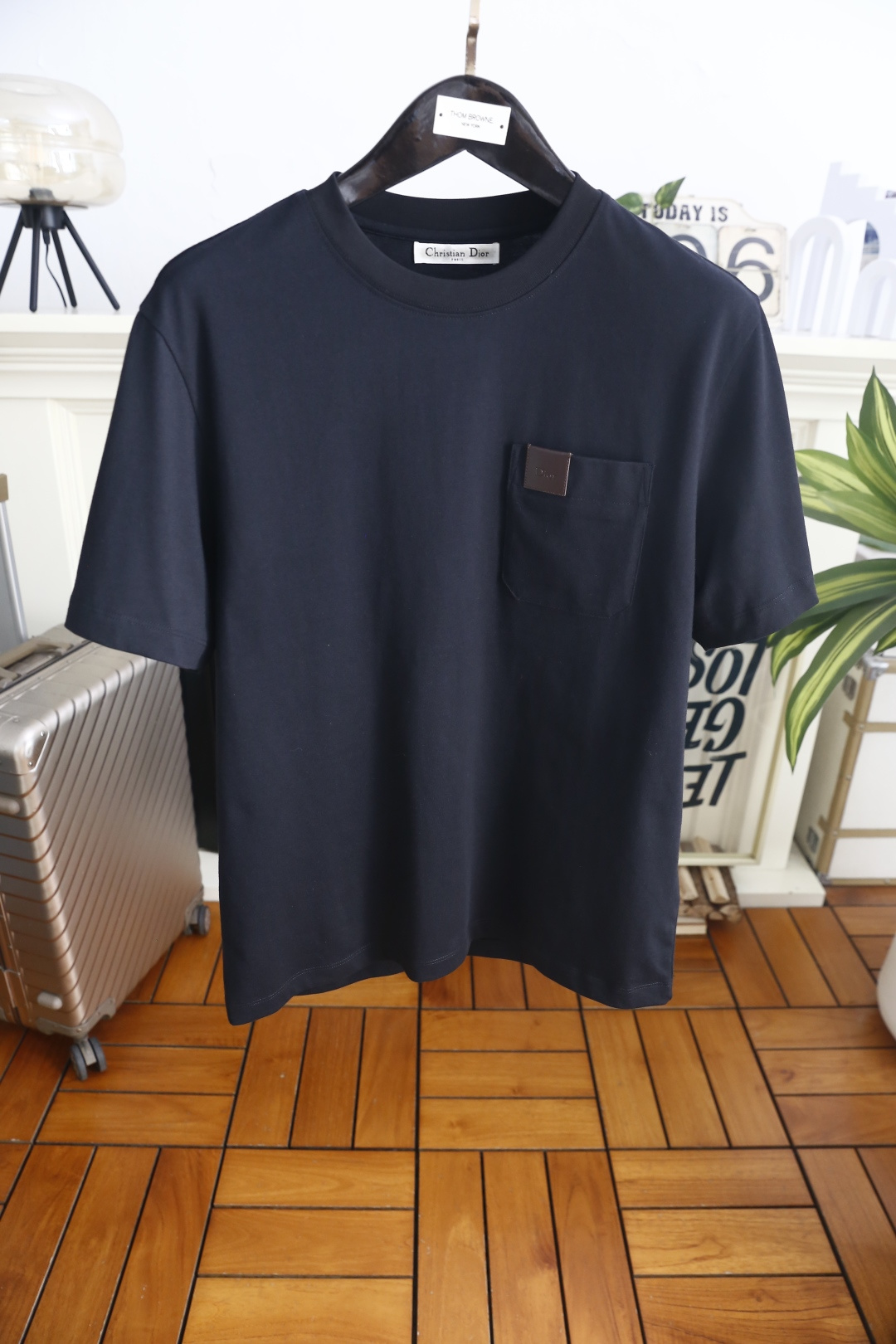 🔥迪奥.26夏季新品🆕时尚男士简约圆领短袖👍衣身剪裁宽松得体，左侧胸前设有贴袋，口袋上方搭配方形皮质标饰