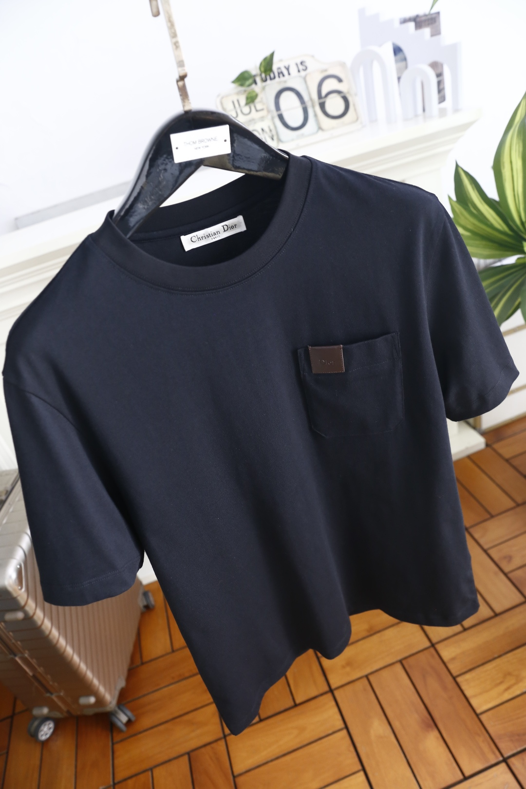 🔥迪奥.26夏季新品🆕时尚男士简约圆领短袖👍衣身剪裁宽松得体，左侧胸前设有贴袋，口袋上方搭配方形皮质标饰