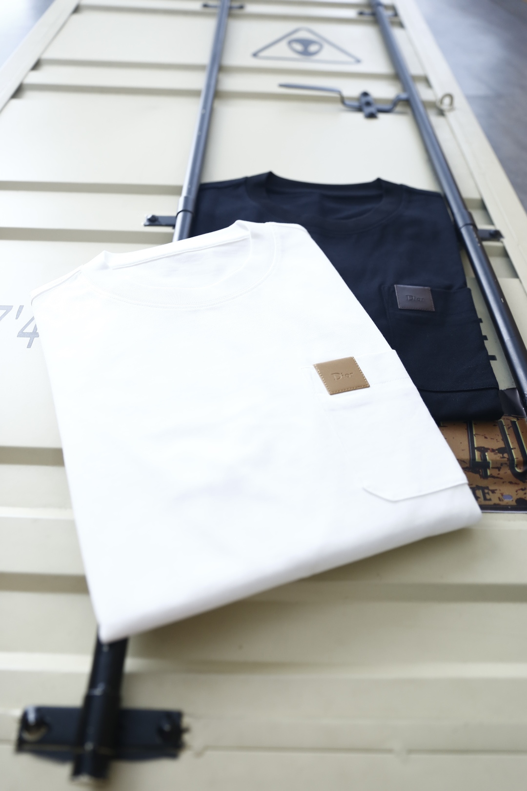 🔥迪奥.26夏季新品🆕时尚男士简约圆领短袖👍衣身剪裁宽松得体，左侧胸前设有贴袋，口袋上方搭配方形皮质标饰