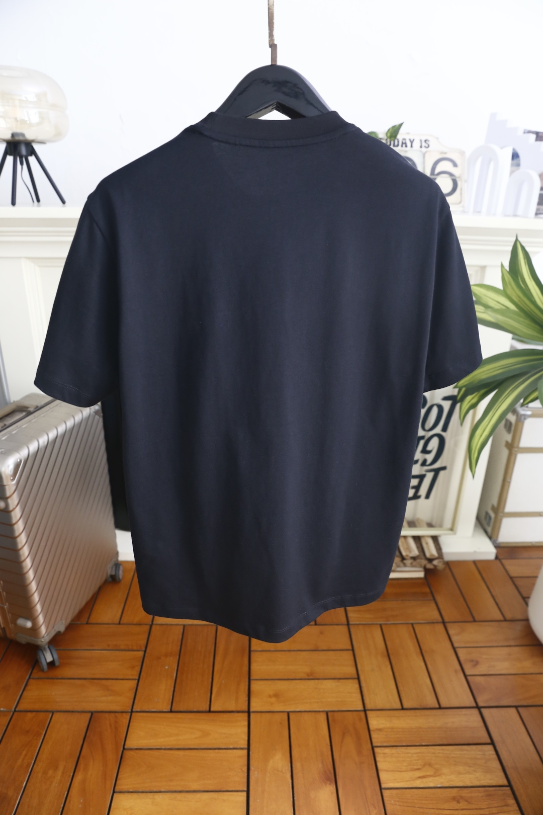 🔥迪奥.26夏季新品🆕时尚男士简约圆领短袖👍衣身剪裁宽松得体，左侧胸前设有贴袋，口袋上方搭配方形皮质标饰