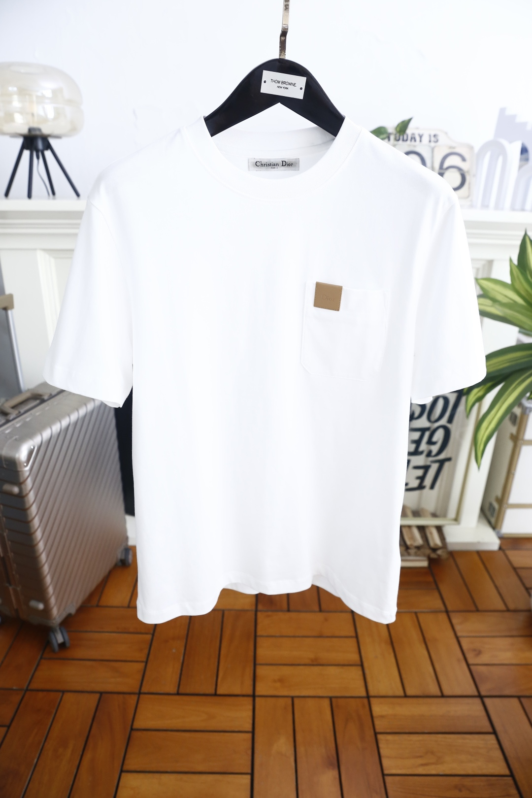 🔥迪奥.26夏季新品🆕时尚男士简约圆领短袖👍衣身剪裁宽松得体，左侧胸前设有贴袋，口袋上方搭配方形皮质标饰