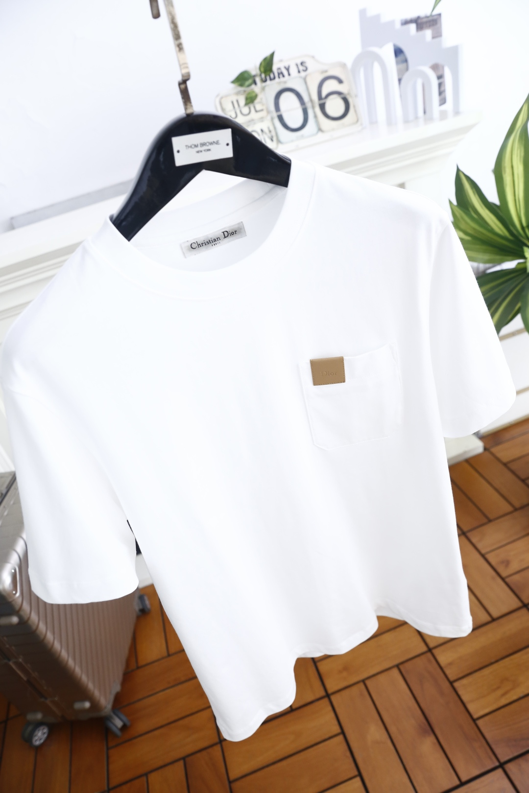 🔥迪奥.26夏季新品🆕时尚男士简约圆领短袖👍衣身剪裁宽松得体，左侧胸前设有贴袋，口袋上方搭配方形皮质标饰