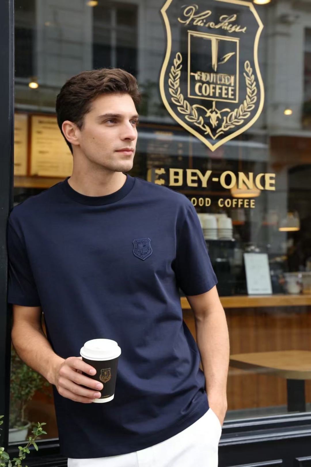 🔥Loro piana.26夏季新品！时尚男士百搭短袖👍经典基础圆领短袖，领口做规整包边处理，袖口剪裁利