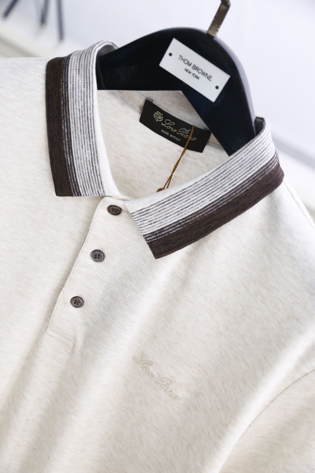 🔥Loro piana.26夏季新品！时尚男士百搭撞色条纹翻领设计，前襟搭配三颗纽扣，衣身剪裁规整合身，