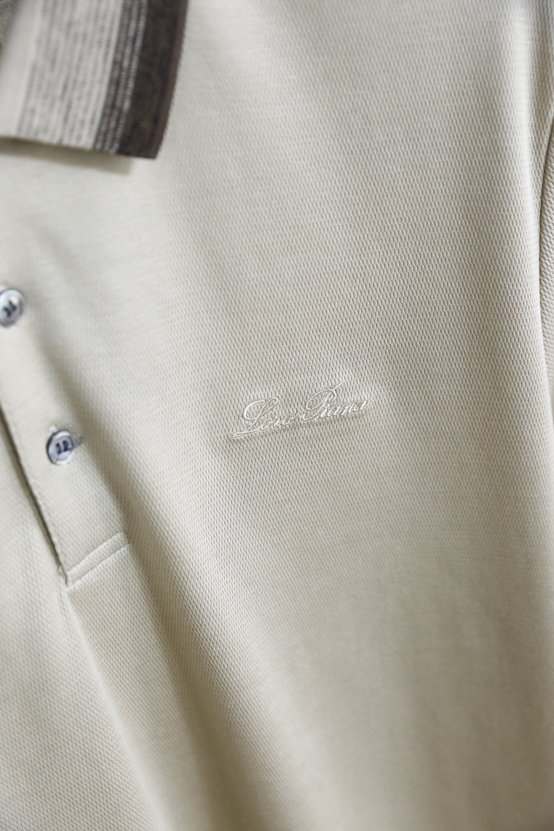 🔥Loro piana.26夏季新品！时尚男士百搭撞色条纹翻领设计，前襟搭配三颗纽扣，衣身剪裁规整合身，