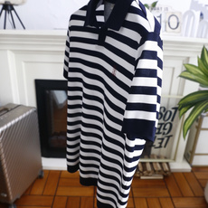 🔥BC.26夏季新品!时尚男士经典翻领小开领设计,衣身布满横向条纹,左胸位置带有小巧精致的刺绣图案,短袖 🔥BC.26夏季新品!时尚男士经典翻领小开领设计,衣身布满横向条纹,左胸位置带有小巧精致的刺绣图案,短袖