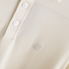 🔥Loro piana.26夏季新品!时尚男士百搭短袖👍经典翻领搭配三门扣设计,左胸位置点缀简约精致的小 🔥Loro piana.26夏季新品!时尚男士百搭短袖👍经典翻领搭配三门扣设计,左胸位置点缀简约精致的小