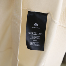 🔥Loro piana.26夏季新品!时尚男士百搭短袖👍经典翻领搭配三门扣设计,左胸位置点缀简约精致的小 🔥Loro piana.26夏季新品!时尚男士百搭短袖👍经典翻领搭配三门扣设计,左胸位置点缀简约精致的小