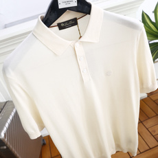 🔥Loro piana.26夏季新品!时尚男士百搭短袖👍经典翻领搭配三门扣设计,左胸位置点缀简约精致的小 🔥Loro piana.26夏季新品!时尚男士百搭短袖👍经典翻领搭配三门扣设计,左胸位置点缀简约精致的小