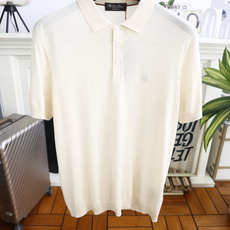 🔥Loro piana.26夏季新品!时尚男士百搭短袖👍经典翻领搭配三门扣设计,左胸位置点缀简约精致的小 🔥Loro piana.26夏季新品!时尚男士百搭短袖👍经典翻领搭配三门扣设计,左胸位置点缀简约精致的小