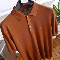 🔥Loro piana.26夏季新品!时尚男士百搭短袖👍经典翻领搭配三门扣设计,左胸位置点缀简约精致的小 🔥Loro piana.26夏季新品!时尚男士百搭短袖👍经典翻领搭配三门扣设计,左胸位置点缀简约精致的小