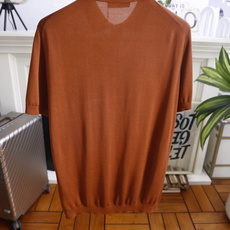 🔥Loro piana.26夏季新品!时尚男士百搭短袖👍经典翻领搭配三门扣设计,左胸位置点缀简约精致的小 🔥Loro piana.26夏季新品!时尚男士百搭短袖👍经典翻领搭配三门扣设计,左胸位置点缀简约精致的小