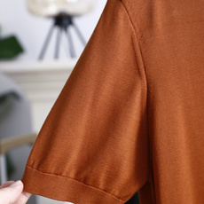 🔥Loro piana.26夏季新品!时尚男士百搭短袖👍经典翻领搭配三门扣设计,左胸位置点缀简约精致的小 🔥Loro piana.26夏季新品!时尚男士百搭短袖👍经典翻领搭配三门扣设计,左胸位置点缀简约精致的小